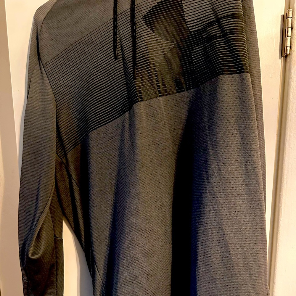 2 underarmour sweatshirts 10 each.